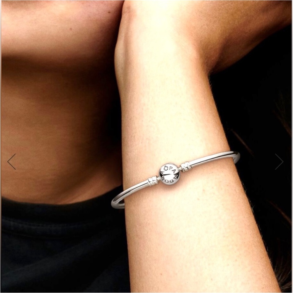 Authentic Pandora Moments Sterling Silver Bangle, size 17 cm, 590713 comes w/box